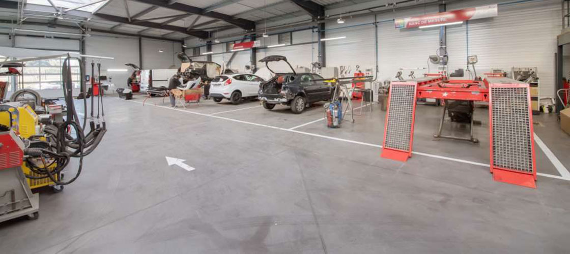 Vue de l'atelier de la carrosserie viale à Agde